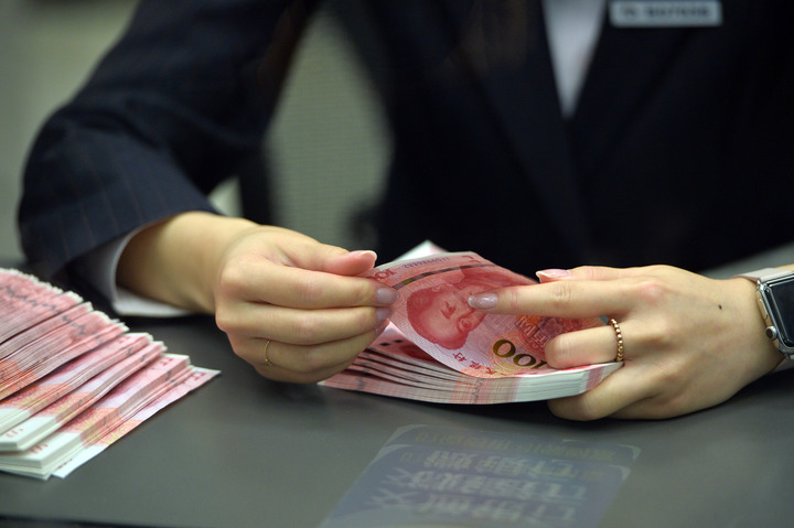 图为一名银行工作人员在清点钞票。续改 新华社记者李鑫 摄