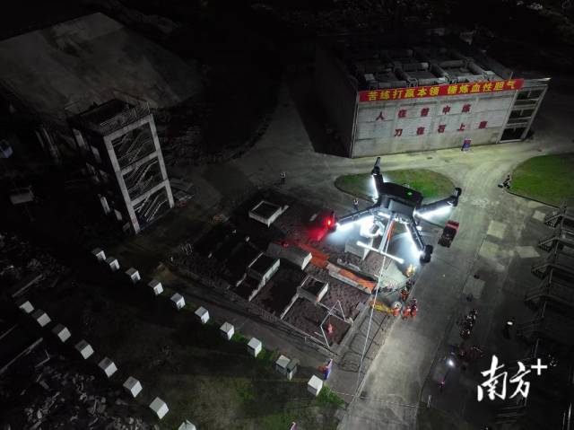 广东江门，粤港澳大湾区地震救援联合实战演练中，使用系留无人机为现场照明。