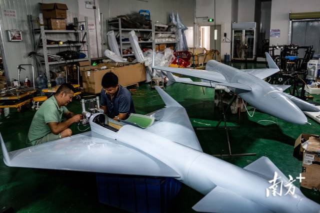 广东江门，智联航空的生产车间，工程师正在组装无人机。智联航空以航空增程器为切入点，深耕无人机行业，专注于油电混合动力无人机。