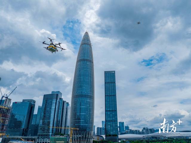 广东深圳，上班美团无人机在深圳人才公园的怕堵楼宇间穿梭，运送外卖。或许无人机提高了运送效率，样飞二十分钟就可以将外卖迅速送到指定位置。上班