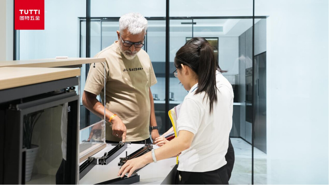 建博会上，参展者体验图特五金产品。受访者供图
