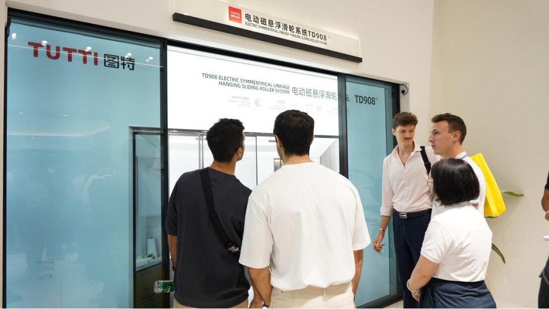 建博会上，图特电动磁悬浮滑轮产品引起参展者关注。记者黄承霜摄