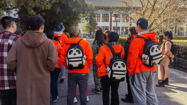 Guangdong-made panda backpacks highlighted in American students' tour of China