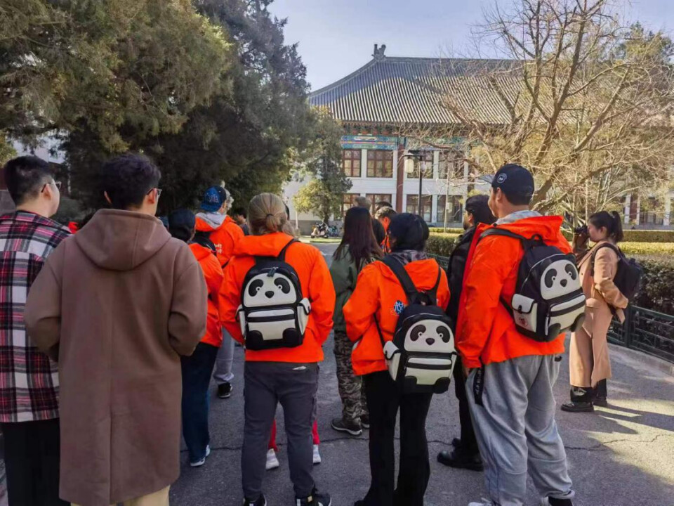 美国华盛顿州中学生代表团成员背着熊猫书包（受访者供图）