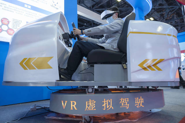 10月21日，在北京展览馆举行的国家“十三五”科技创新成就展上，一名观众体验VR虚拟驾驶。 图源：新华社
