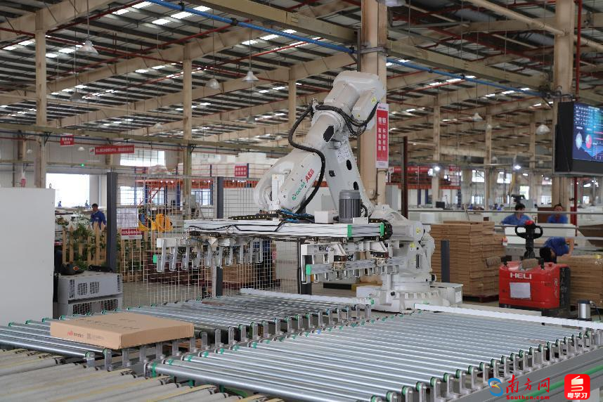 (肇庆市现代筑美家居有限公司生产场景)