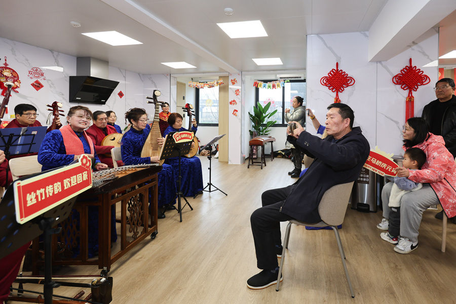 民乐队在上海市闵行区新时代城市建设者管理者之家演奏（2024年2月23日摄）。新华社记者 王翔 摄