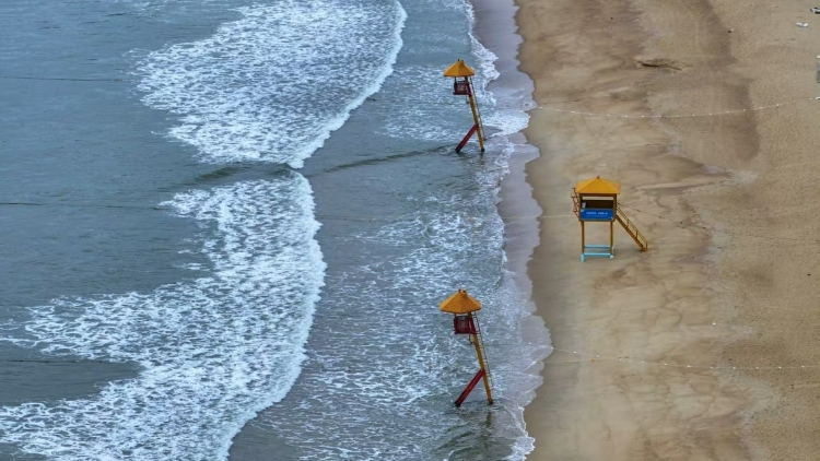 风大浪急，阳江当地海边景区全部暂时关闭