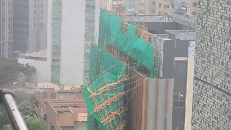 台风“韦帕”袭港，香港一摩天大楼脚手架被刮倒