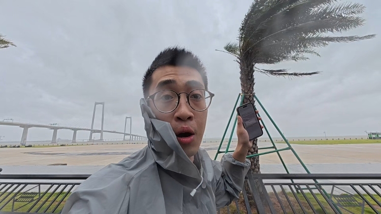 150斤，被吹着走！记者现场直击台风“韦帕”一线