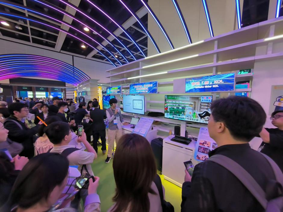 智慧香港展馆在向参展者介绍相关科技方案。伍超贤摄