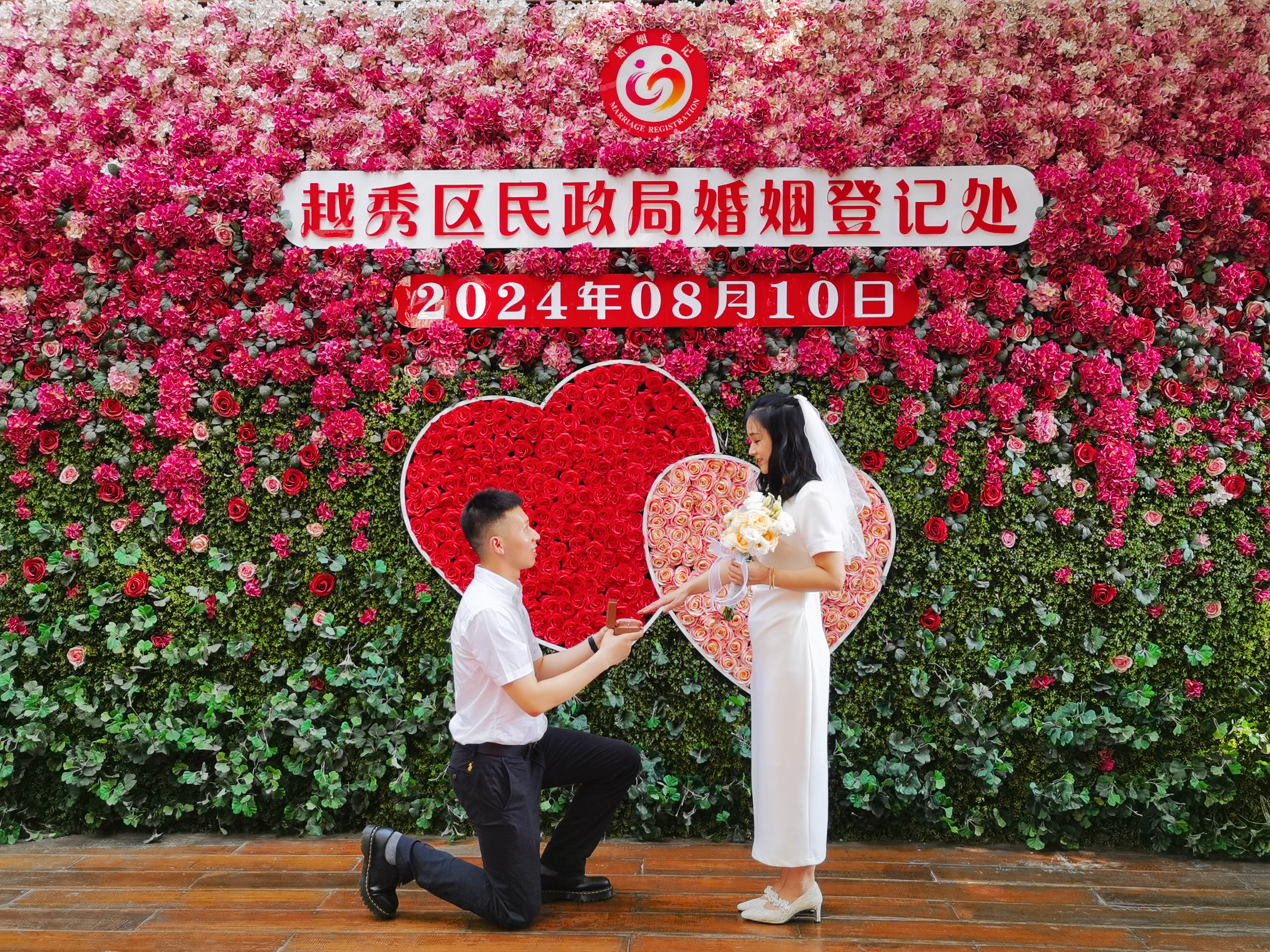 广州新人相约在七夕当天办理结婚登记