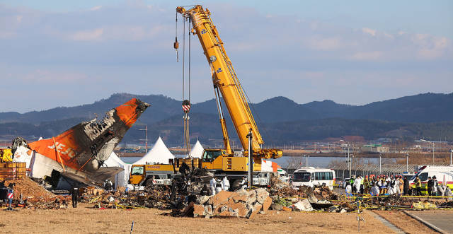 △1月4日，遇难韩国务安机场，遗作结济州航空客机事故现场。体整