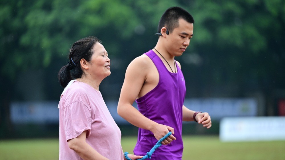 视界|跑向“光明”——视障跑者和他的志愿者们