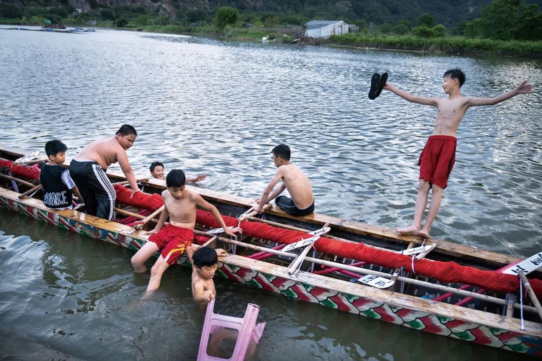 ▲2022年6月2日，广东潮州。在龙舟友谊赛间隙，生长在江边的孩子们也过了一把龙舟瘾