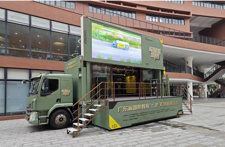 国防教育主题大篷车开进校园学生体验激光打靶vr仿真作战