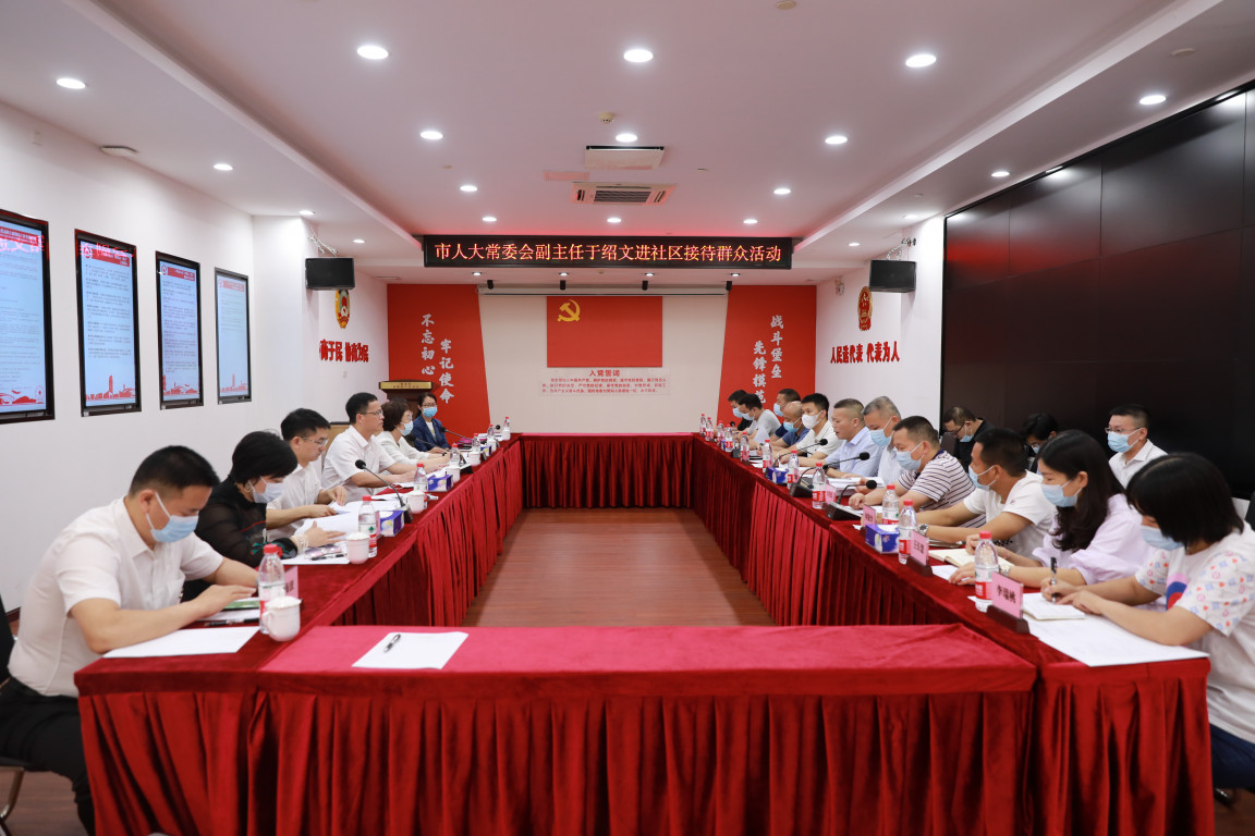 在鹤龙街人大代表中心联络站,于绍文听取了人大鹤龙街道工委工作情况