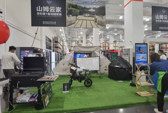 商店里帐篷也成了热销品。