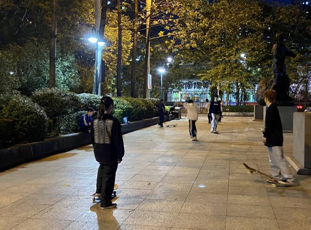 周五晚，英雄广场上练习滑板的年轻人 南方+记者杨琼 摄