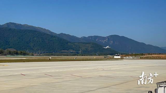 飞机滑过韶关丹霞机场跑道腾空而起，标志着该机场正式通航。范永敬 摄