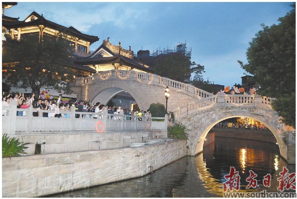     永庆坊历史文化遗产保护成果显著，吸引了很多游客。南方日报记者 吴伟洪 摄