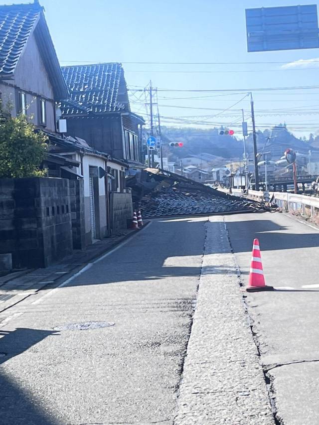 在受灾严重的石川县七尾市，有房屋因地震倒塌。（受访者供图）