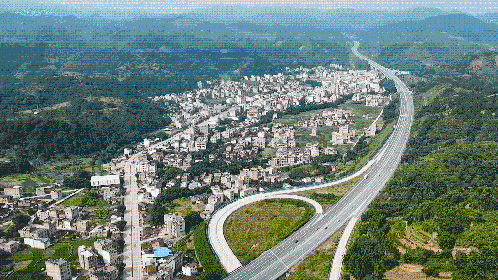 住建部：我国超9.4亿人生活在城镇
