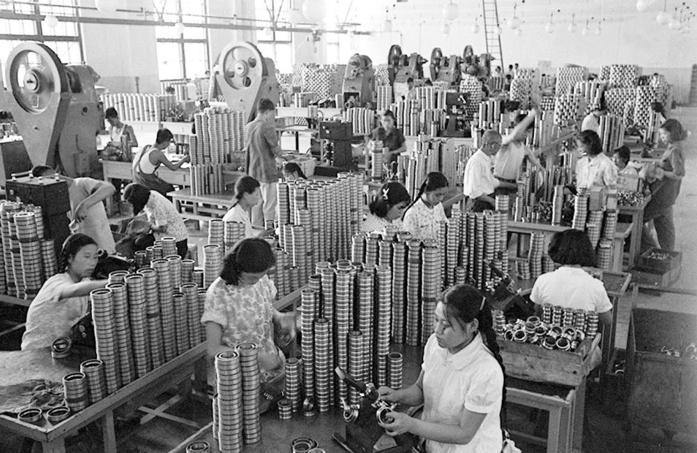 这是20世纪50年代拍摄的洛阳轴承厂的装配车间。