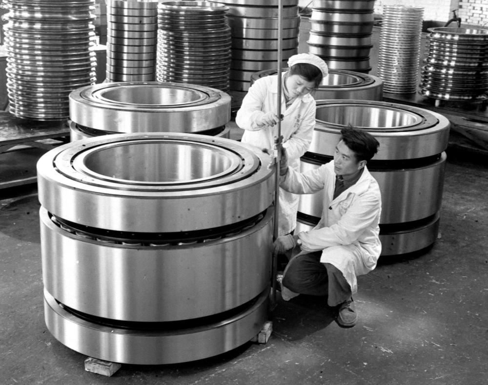 1966年，洛阳轴承厂检验员在细心检查即将出厂的一批特大型轴承的质量。