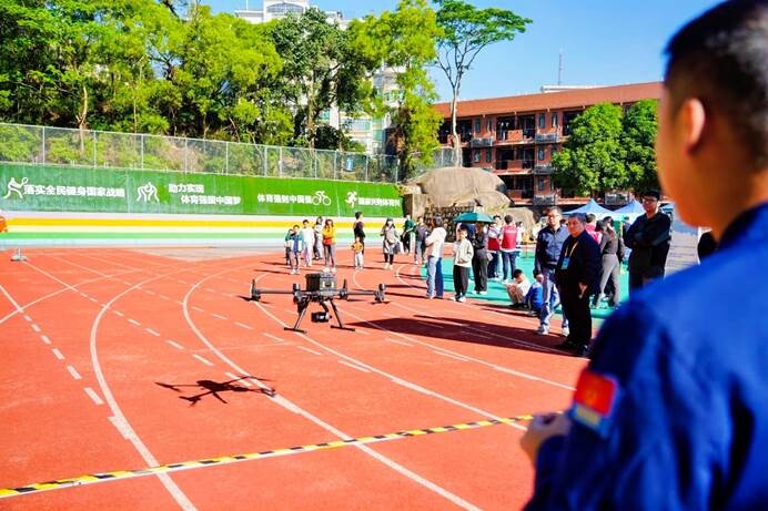 专业人员正在为观众演示无人机飞行。图源大赛方