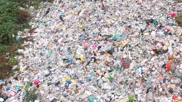 云南一山谷出现大量垃圾，当地通报：已处理，将严肃追责！