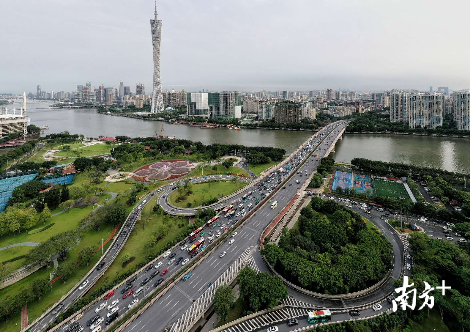 下午5时30分左右，广州大道车流逐渐增多，广州大桥南往北出现短时拥堵。 张冠军 摄