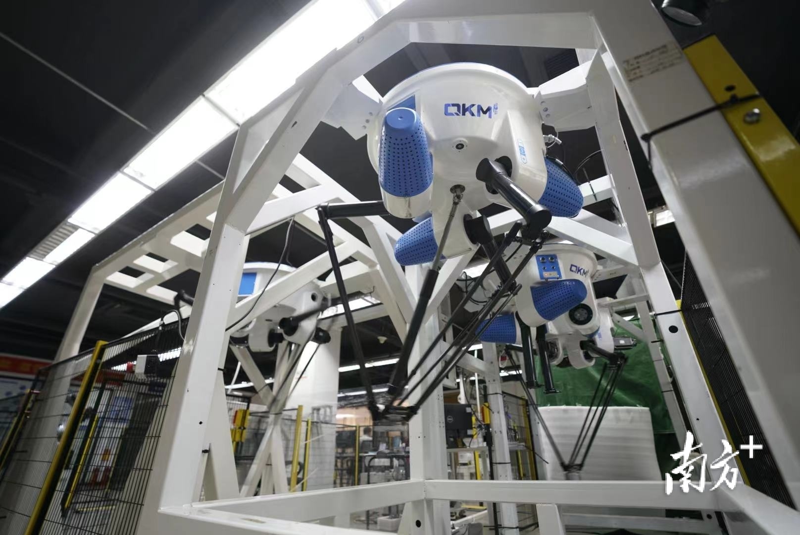 弓叶科技有限公司生产的垃圾分选机器人。