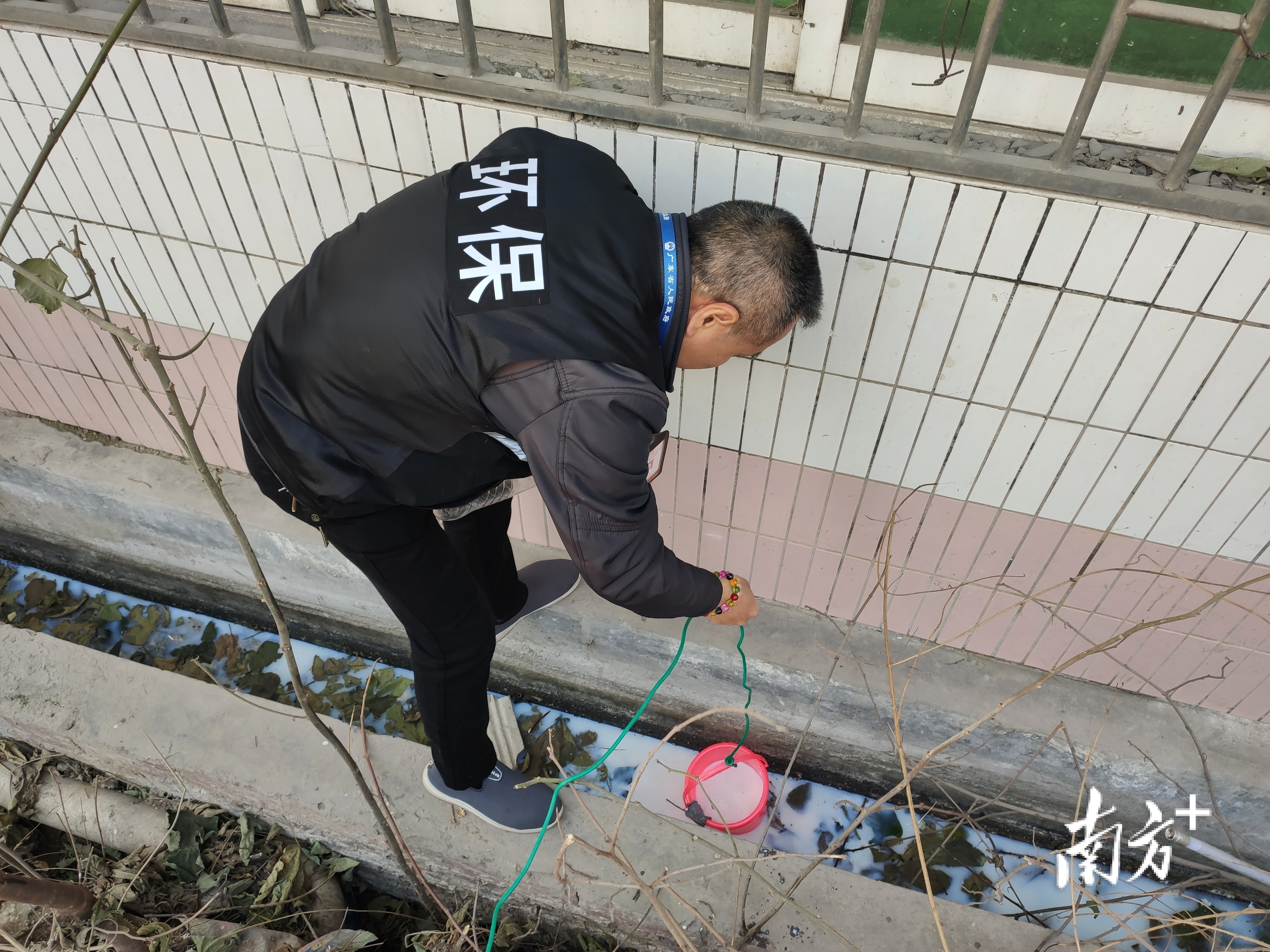 禅城区生态环境部门执法人员对企业排放的废水进行采样监测。通讯员供图