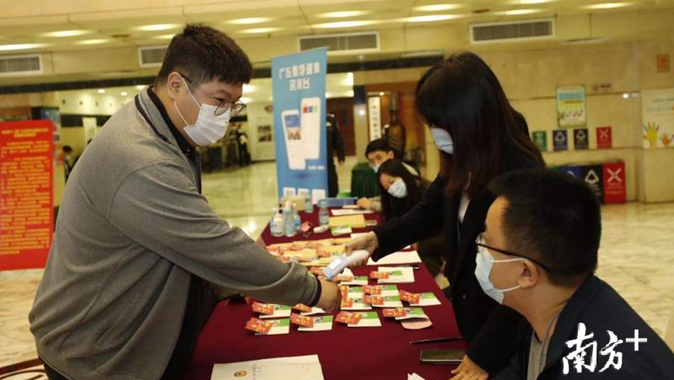 委员们迎着细雨来报到 广东省政协十二届四次会议23日开幕