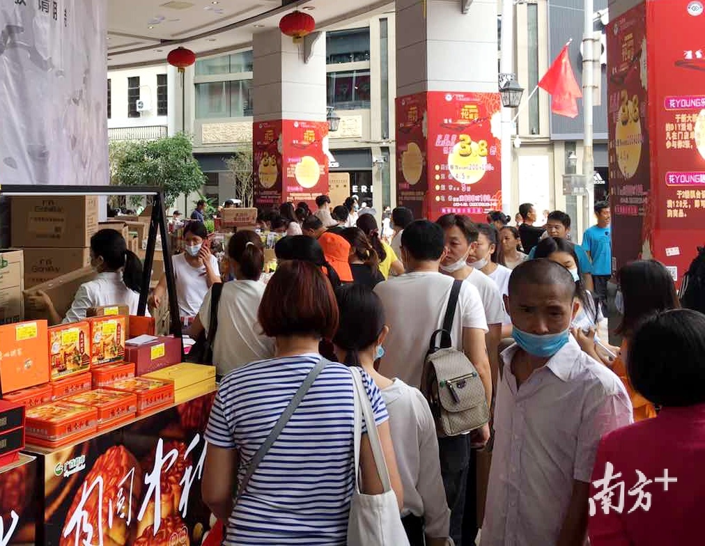 新步行街客流倍增。 新步行街客流倍增。