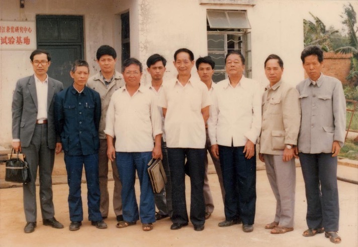 1987年于湛江农专，袁隆平（前排右4）、张建中（前排右5）、郭建夫（后排右1）、方良俊（后排右2）