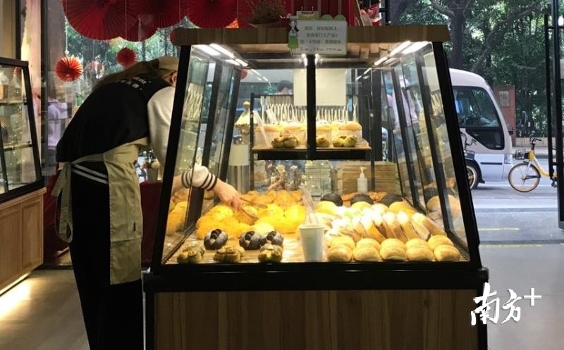 店员在摆放面包 店员在摆放面包