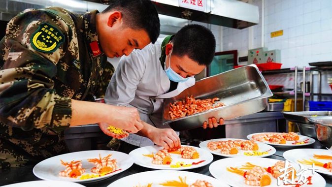 看珠海兵哥哥充满家乡味的年夜饭