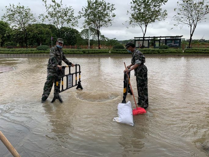 参与抢险救灾