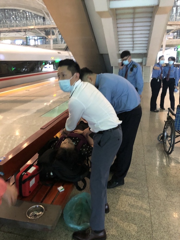 广东医生在武汉站参与救人