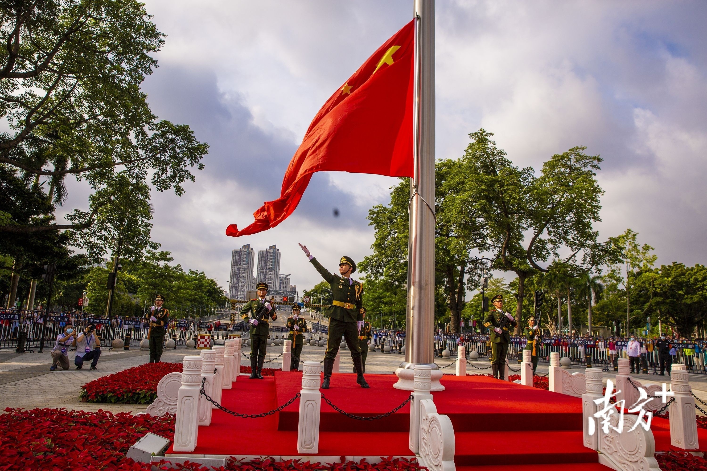 7月3日，广州海珠广场，隆重举行升旗仪式。获得生命 摄