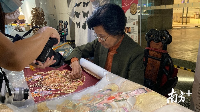 潮绣非遗传承人卓桂芳现场展示潮绣技艺。