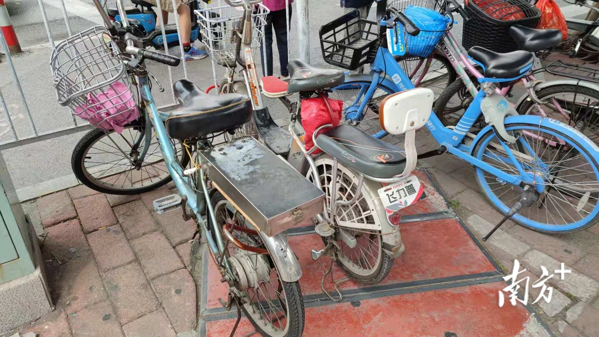 在昌岗地铁站，多辆自行车拼装了电池和电机，当电动车用。刘珩摄