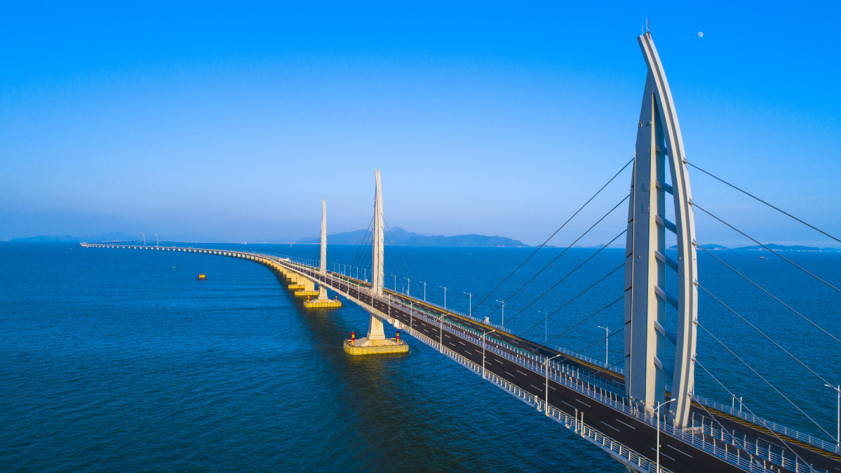 港珠澳大桥通车运营后,珠海成为内地唯一与香港,澳门陆桥相连的城市