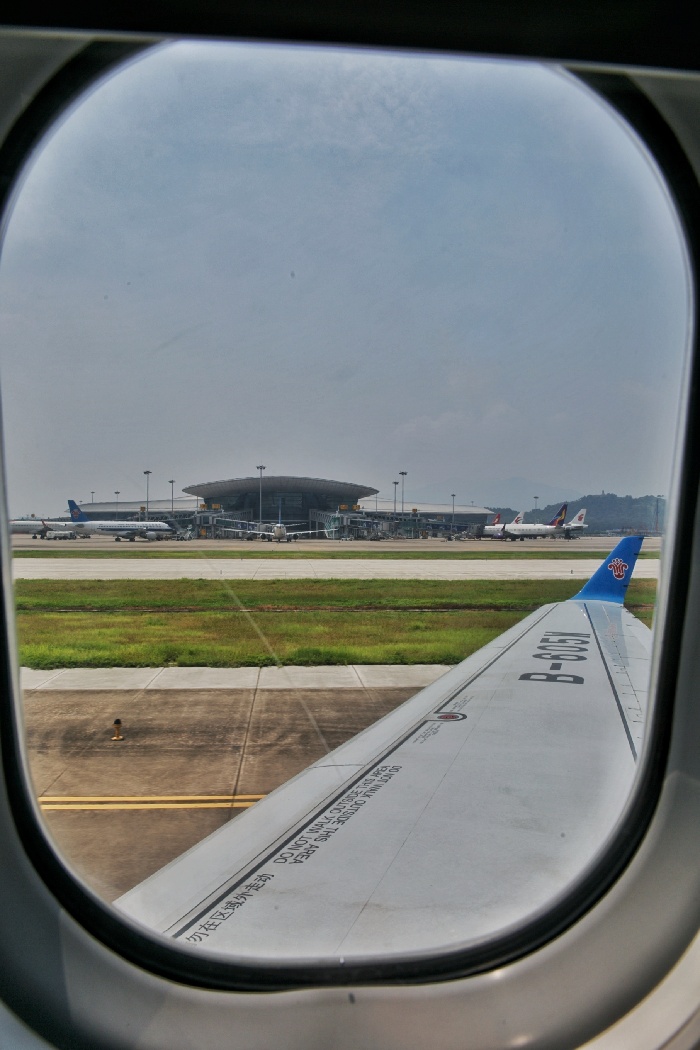 首架国产ARJ21飞机平稳降落至潮汕揭阳机场。