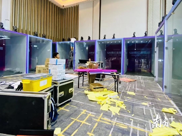 伍雅琛及其团队通宵在会场进行直播间的搭建与直播信号的测试。