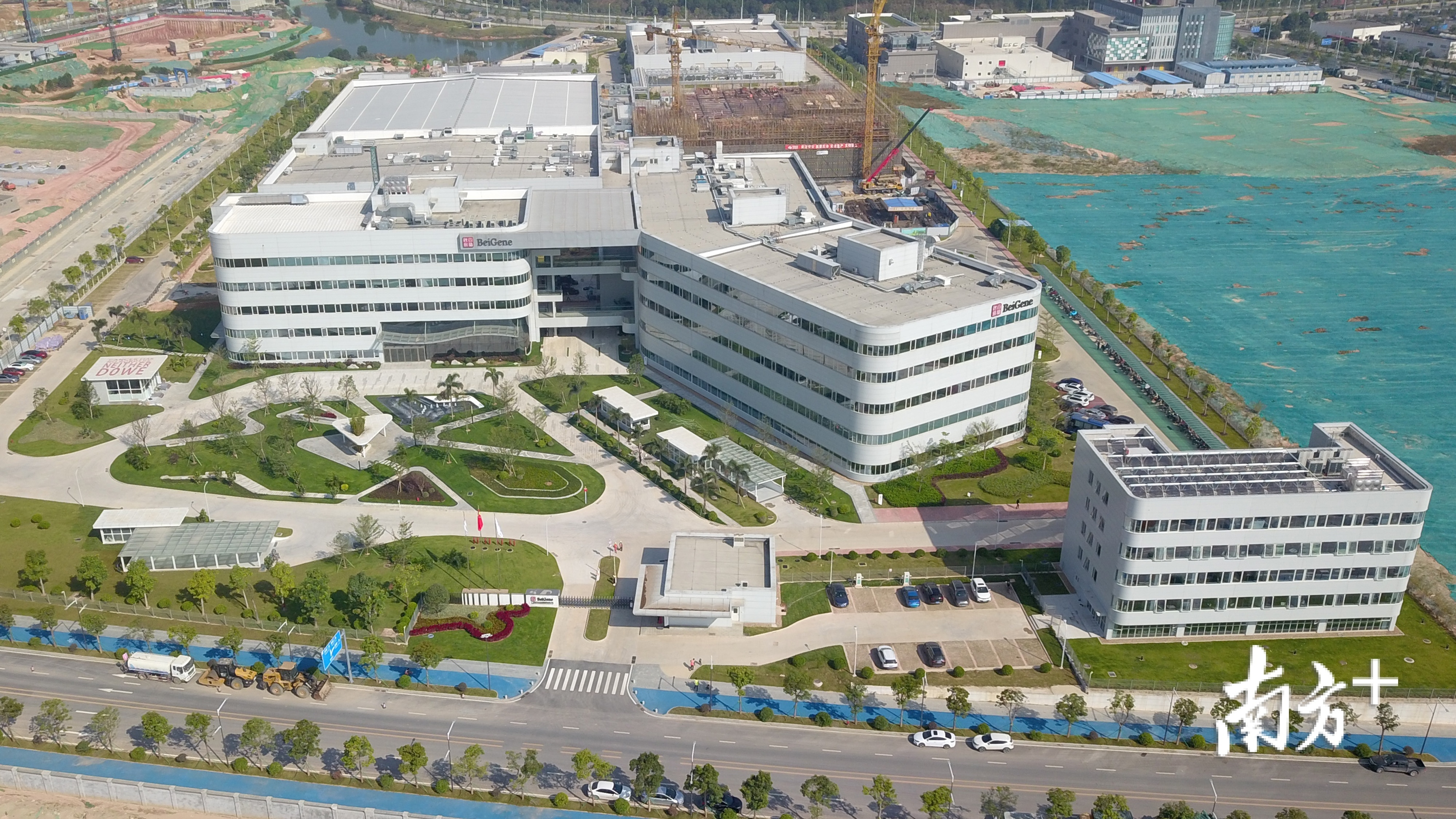 百济神州广州生物药生产基地第二工厂竣工,第三工厂建设同步启动。 百济神州广州生物药生产基地第二工厂竣工,第三工厂建设同步启动。