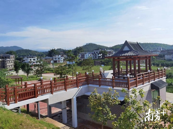 新建的村入口公园。 新建的村入口公园。