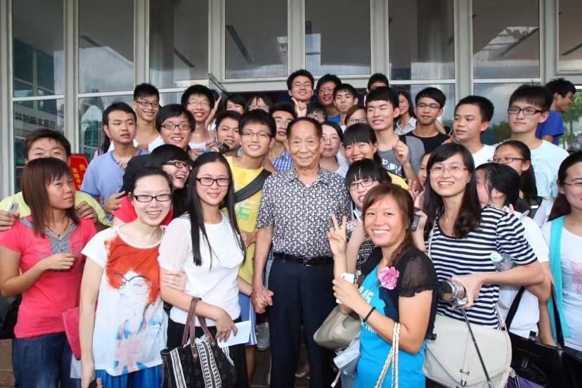 2012年6月27日，袁隆平在海大水生生物博物馆与同学们合影